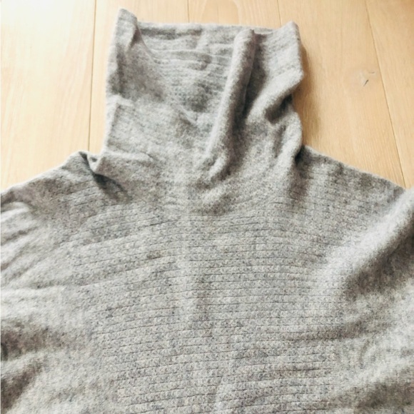 Ellen Tracy 100% Cashmere Turtleneck Textured Sweater in Light Grey Size L - Picture 5 of 11